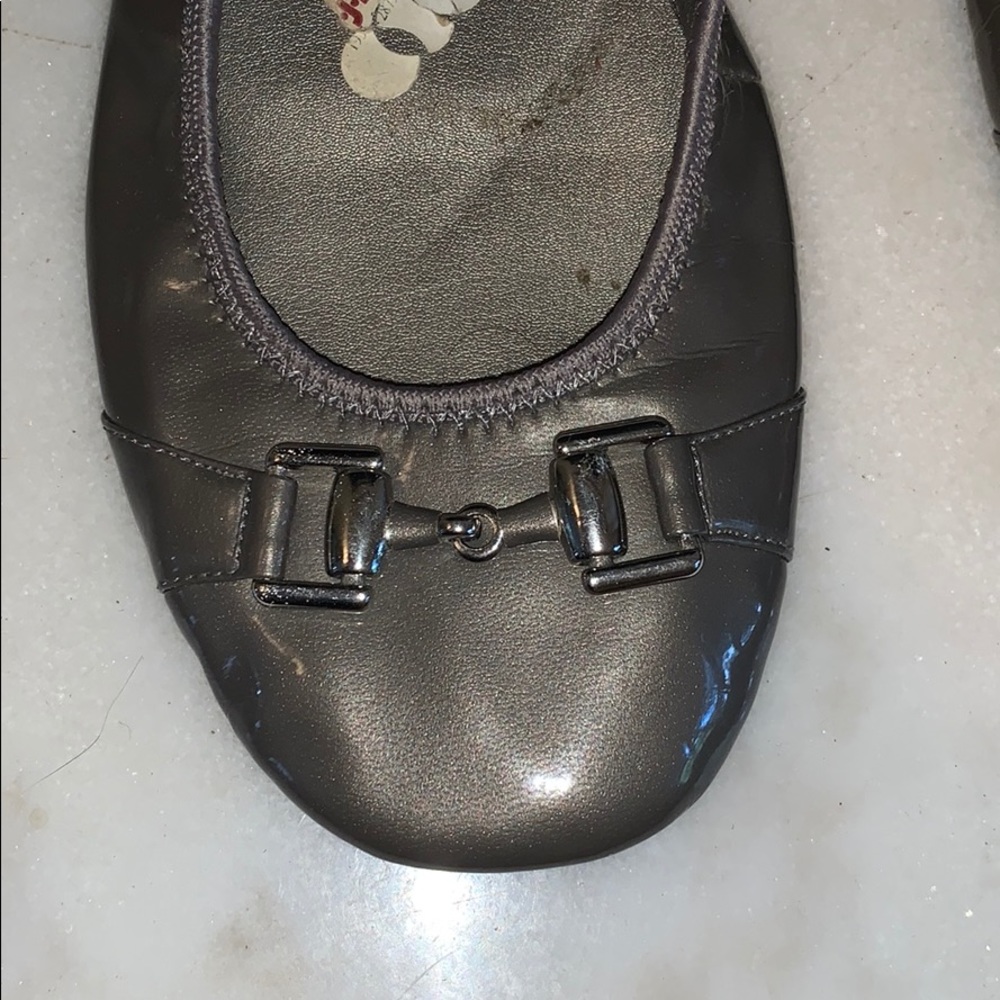 Gray flats - Picture 2 of 3